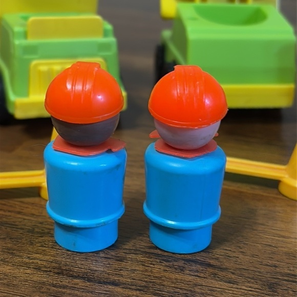 Vintage Fisher Price CONSTRUCTION VEHICLE AND LITTLE PEOPLE WORKERS LOT 0F 8 - Picture 7 of 16